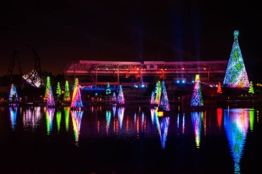 Orlando, Florida. 27 Aralık 2019. Aydınlatılmış ve renkli Noel Ağaçları Denizi ve Deniz Dünyası 43 'teki Bayside Stadyumunun kısmi manzarası