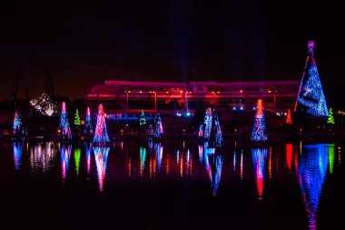 Orlando, Florida. 27 Aralık 2019. Aydınlatılmış ve renkli Noel Ağaçları Denizi ve Seaworld 46 'daki Bayside Stadyumu kısmi manzarası