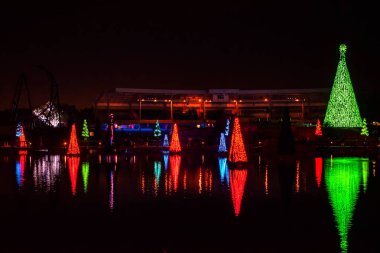Orlando, Florida. 27 Aralık 2019. Aydınlatılmış ve renkli Noel Ağaçları Denizi ve Seaworld 53 'teki Bayside Stadyumu' nun kısmi manzarası