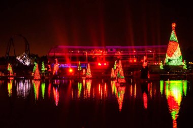 Orlando, Florida. 27 Aralık 2019. Aydınlatılmış ve renkli Noel Ağaçları Denizi ve Seaworld 57 'deki Bayside Stadyumu kısmi manzarası