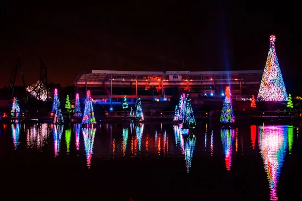 Orlando, Florida. 27 Aralık 2019. Aydınlatılmış ve renkli Noel Ağaçları Denizi ve Seaworld 24 'teki Bayside Stadyumunun kısmi manzarası