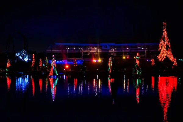 奥兰多 佛罗里达 2019年12月27日 灯火通明 五彩斑斓的圣诞树海与世界海滨体育馆的局部景观74 — 图库照片