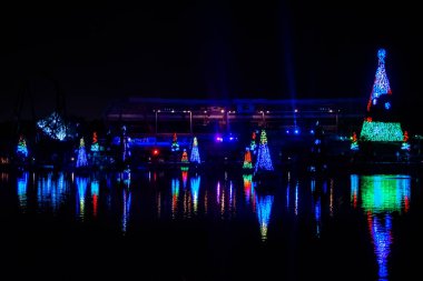 Orlando, Florida. 27 Aralık 2019. Aydınlatılmış ve renkli Noel Ağaçları Denizi ve 87. Seaworld Stadyumu 'nun kısmi manzarası