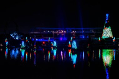 Orlando, Florida. 27 Aralık 2019. Aydınlatılmış ve renkli Noel Ağaçları Denizi ve Seaworld 90 'daki Bayside Stadyumunun kısmi manzarası.