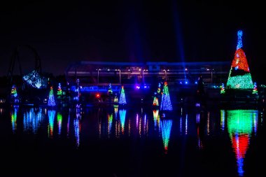 Orlando, Florida. 27 Aralık 2019. Aydınlatılmış ve renkli Noel Ağaçları Denizi ve Seaworld 94 'teki Bayside Stadyumu kısmi manzarası