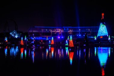 Orlando, Florida. 27 Aralık 2019. Aydınlatılmış ve renkli Noel Ağaçları Denizi ve Seaworld 98 'deki Bayside Stadyumu kısmi manzarası