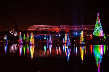 Orlando, Florida. 27 Aralık 2019. Aydınlatılmış ve renkli Noel Ağaçları Denizi ve 42. Seaworld Stadyumu 'nun kısmi manzarası