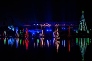 Orlando, Florida. 27 Aralık 2019. Aydınlatılmış ve renkli Noel Ağaçları Denizi ve Seaworld 104 'teki Bayside Stadyumu' nun kısmi manzarası
