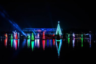 Orlando, Florida. 29 Aralık 2019. Aydınlatılmış ve renkli Noel Ağaçları Denizi Seaworld 7 'nin arka planında ışık huzmeleri