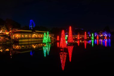 Orlando, Florida. 30 Aralık 2019. Seaworld 7 'de aydınlatılmış Noel ağaçları