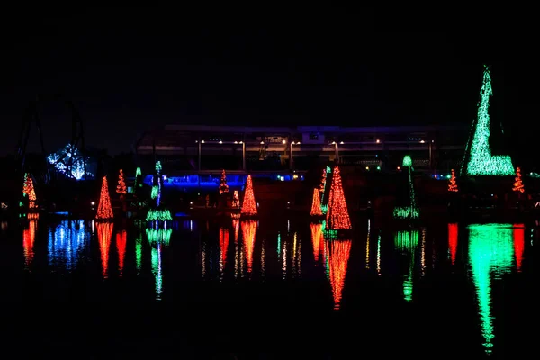 奥兰多 佛罗里达 2019年12月27日 灯火通明 五彩斑斓的圣诞树海与世界海滨体育馆的局部景观78 — 图库照片