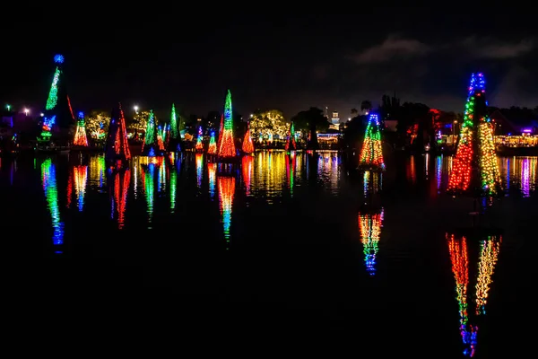 Orlando Florida Dezember 2019 Beleuchtetes Und Farbenfrohes Weihnachtsbaummeer Bei Seaworld — Stockfoto