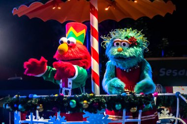 Orlando, Florida. 30 Aralık 2019. Seaworld 2 'deki Susam Sokağı Noel Geçidi' nde Elmo ve Rosita