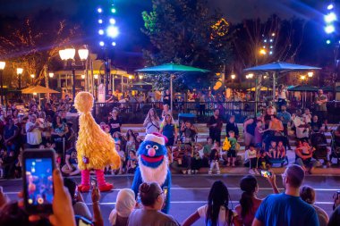 Orlando, Florida. 30 Aralık 2019. Grover ve Büyük Kuş Seaworld 'deki Susam Sokağı Noel Geçidi' nde.