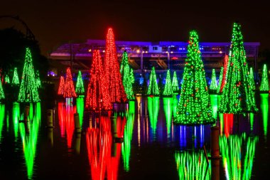Orlando, Florida. 30 Aralık 2019. Aydınlatılmış ve renkli Noel Ağaçları Denizi ve Seaworld 3 'teki Bayside Stadyumu' nun kısmi manzarası