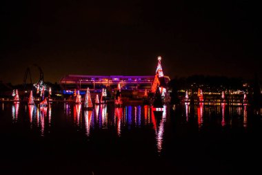 Orlando, Florida. 30 Aralık 2019. Aydınlatılmış ve renkli Noel Ağaçları Denizi ve Seworld 1 'deki Bayside Stadyumu kısmi manzarası