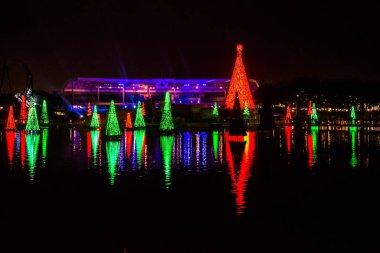 Orlando, Florida. 30 Aralık 2019. Aydınlatılmış ve renkli Noel Ağaçları Denizi ve Seworld 4 'teki Bayside Stadyumu' nun kısmi manzarası