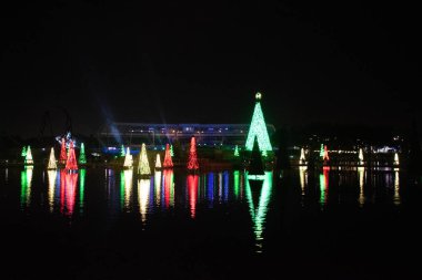 Orlando, Florida. 30 Aralık 2019. Aydınlatılmış ve renkli Noel Ağaçları Denizi ve Seworld 15 'teki Bayside Stadyumunun kısmi manzarası.