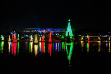 Orlando, Florida. 30 Aralık 2019. Aydınlatılmış ve renkli Noel Ağaçları Denizi ve Seworld 16 'daki Bayside Stadyumu' nun kısmi manzarası.