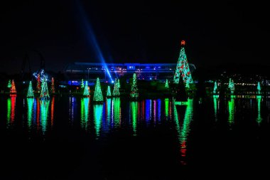 Orlando, Florida. 30 Aralık 2019. Aydınlatılmış ve renkli Noel Ağaçları Denizi ve Seworld 17 'deki Bayside Stadyumu' nun kısmi manzarası.