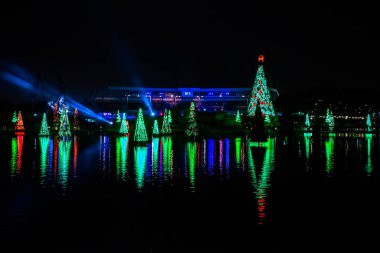 Orlando, Florida. 30 Aralık 2019. Aydınlatılmış ve renkli Noel Ağaçları Denizi ve Seworld 18 'deki Bayside Stadyumu kısmi manzarası