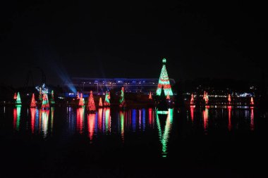 Orlando, Florida. 30 Aralık 2019. Aydınlatılmış ve renkli Noel Ağaçları Denizi ve Seworld 20 'deki Bayside Stadyumu' nun kısmi manzarası.