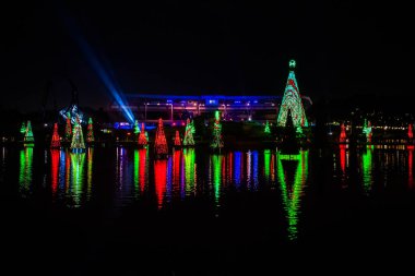 Orlando, Florida. 30 Aralık 2019. Aydınlatılmış ve renkli Noel Ağaçları Denizi ve Seworld 21 'deki Bayside Stadyumu' nun kısmi manzarası.