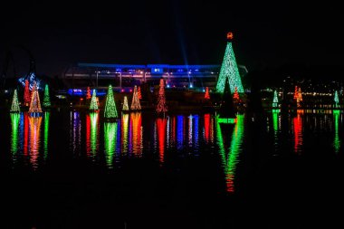 Orlando, Florida. 30 Aralık 2019. Aydınlatılmış ve renkli Noel Ağaçları Denizi ve Seworld 23 'teki Bayside Stadyumunun kısmi manzarası