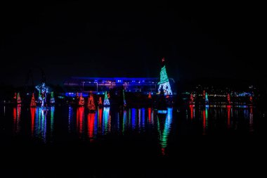 Orlando, Florida. 30 Aralık 2019. Aydınlatılmış ve renkli Noel Ağaçları Denizi ve Seworld 25 'teki Bayside Stadyumu' nun kısmi manzarası