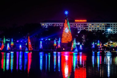 Orlando, Florida. 30 Aralık 2019. Aydınlatılmış ve renkli Noel Ağaçları Denizi ve Seaworld 5 'teki Reinassance Otel' in kısmi manzarası.
