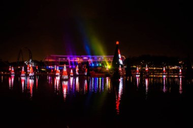 Orlando, Florida. 30 Aralık 2019. Aydınlatılmış ve renkli Noel Ağaçları Denizi Seaworld 6 'nın arka planında ışık huzmeleri
