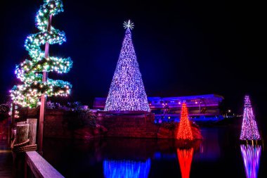 Orlando, Florida. 30 Aralık 2019. Seaworld 'deki Noel ağaçlarının ve Bayside Stadyumunun en üst manzarası