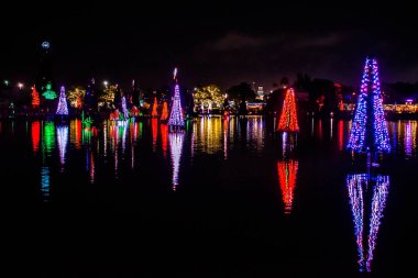 Orlando, Florida. 31 Aralık 2019. Deniz Dünyası 8 'deki Aydınlatılmış ve renkli Noel Ağaçları Denizi.