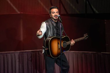 Orlando, Florida. 13 Mart 2020. Luis Fonsi, Universal Stüdyoları 3 'teki Mardi Gras konserinde şarkı söylüyor.