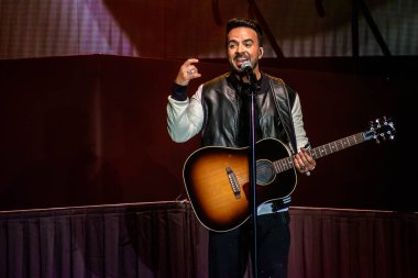 Orlando, Florida. 13 Mart 2020. Luis Fonsi, Universal Stüdyoları 5 'teki Mardi Gras konserinde şarkı söylüyor.