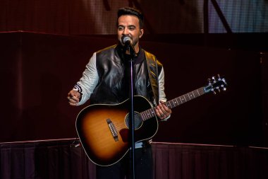 Orlando, Florida. 13 Mart 2020. Luis Fonsi, Universal Stüdyoları 6 'da Mardi Gras konserinde şarkı söylüyor..