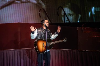 Orlando, Florida. 13 Mart 2020. Luis Fonsi, Universal Stüdyoları 8 'deki Mardi Gras konserinde şarkı söylüyor.