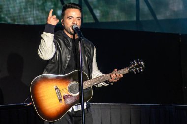 Orlando, Florida. 13 Mart 2020. Luis Fonsi, Universal Stüdyoları 11 'de Mardi Gras konserinde şarkı söylüyor.