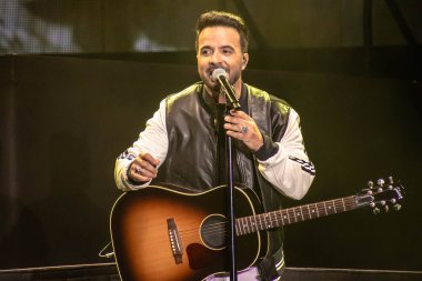 Orlando, Florida. 13 Mart 2020. Luis Fonsi, Universal Stüdyoları 13 'teki Mardi Gras konserinde şarkı söylüyor.