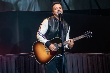 Orlando, Florida. 13 Mart 2020. Luis Fonsi, Universal Stüdyoları 16 'da Mardi Gras konserinde şarkı söylüyor.