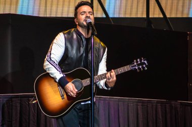 Orlando, Florida. 13 Mart 2020. Luis Fonsi, Universal Stüdyoları 18 'deki Mardi Gras konserinde şarkı söylüyor.
