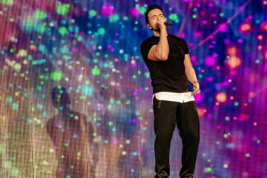 Orlando, Florida. 13 Mart 2020. Luis Fonsi, Universal Stüdyoları 26 'daki Mardi Gras konserinde şarkı söylüyor.