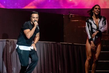 Orlando, Florida. 13 Mart 2020. Luis Fonsi, Universal Stüdyoları 2 'de Mardi Gras konserinde dansçıyla şarkı söylüyor.