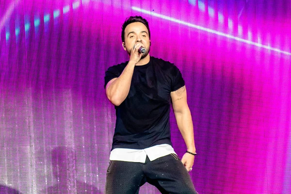 Orlando Florida March 2020 Luis Fonsi Singing Mardi Gras Concert — Stock Photo, Image