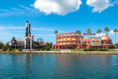 Orlando, Florida. 15 Mart 2020. Universals Citywalk 2 'deki Çikolata Mağazası ve Hard Rock Kafe' nin panoramik görüntüsü.