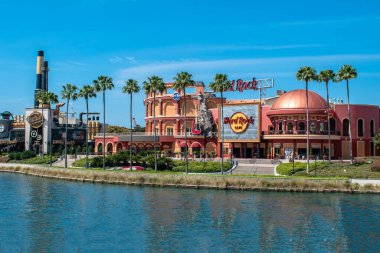 Orlando, Florida. 15 Mart 2020. Universals Citywalk 4 'teki Çikolata Mağazası ve Hard Rock Kafe' nin panoramik görüntüsü