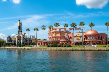 Orlando, Florida. 15 Mart 2020. Universal Stüdyoları 2 'deki Hard Rock Cafe ve Chololate Emporium restoranının panoramik görüntüsü