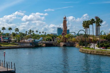 Orlando, Florida. 15 Mart 2020. Universals Şehir Yolu 1 'deki Macera Adası' nın panoramik manzarası.