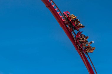 Orlando, Florida. 15 Mart 2020. İnsanlar Universal Stüdyoları 2 'de Hollywood Rip Ride Rockler treninin keyfini çıkarıyorlar..