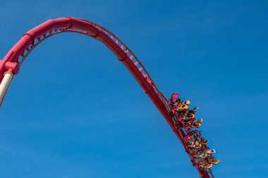 Orlando, Florida. 15 Mart 2020. İnsanlar Universal Stüdyoları 1 'de Hollywood Rip Ride Rockler treninin keyfini çıkarıyorlar.